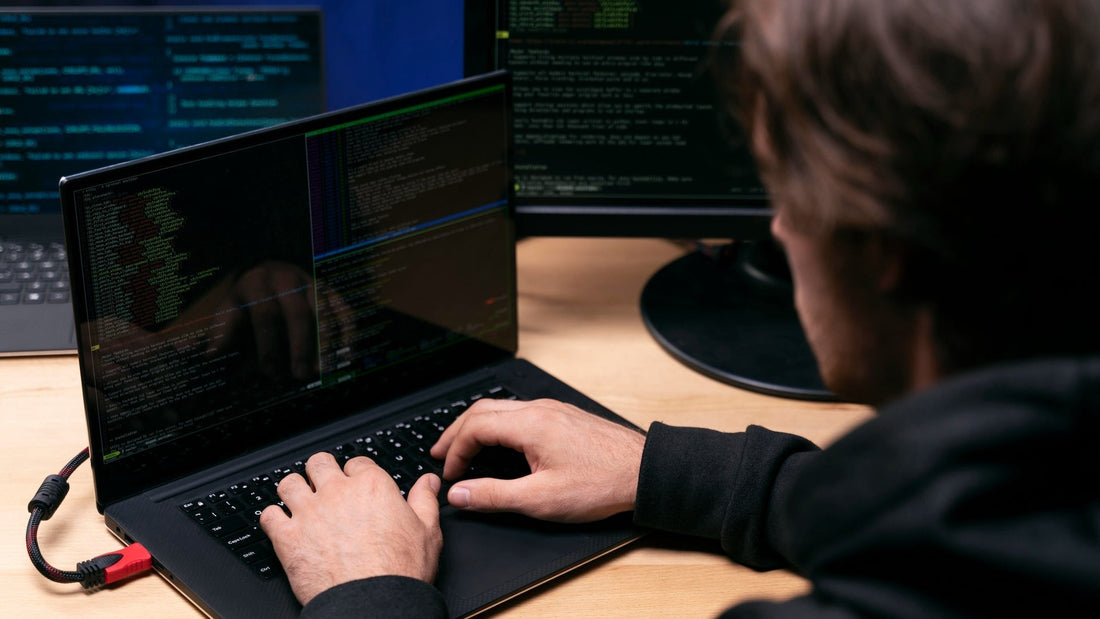 Ein Mann tippt auf einem Laptop.