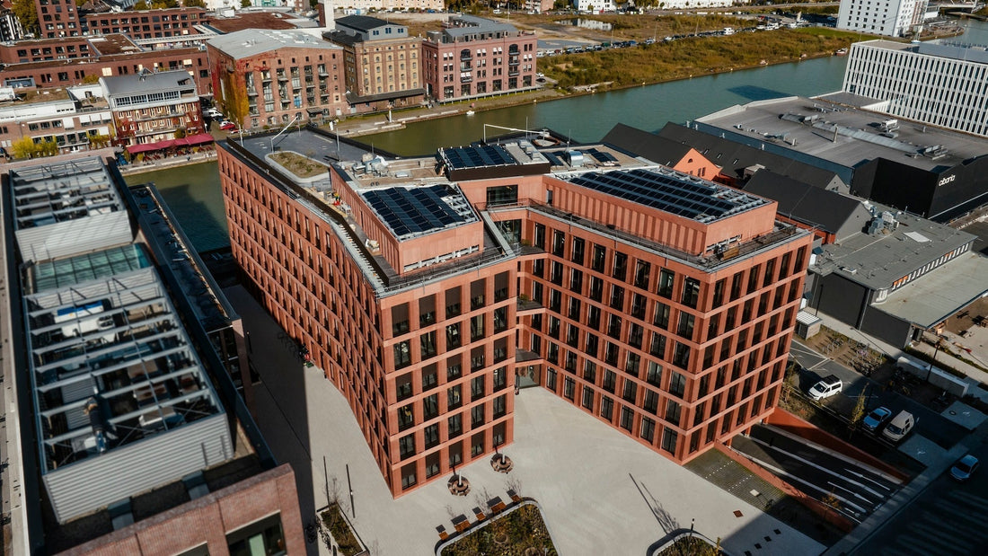 Ein Gebäude an einem Hafen.