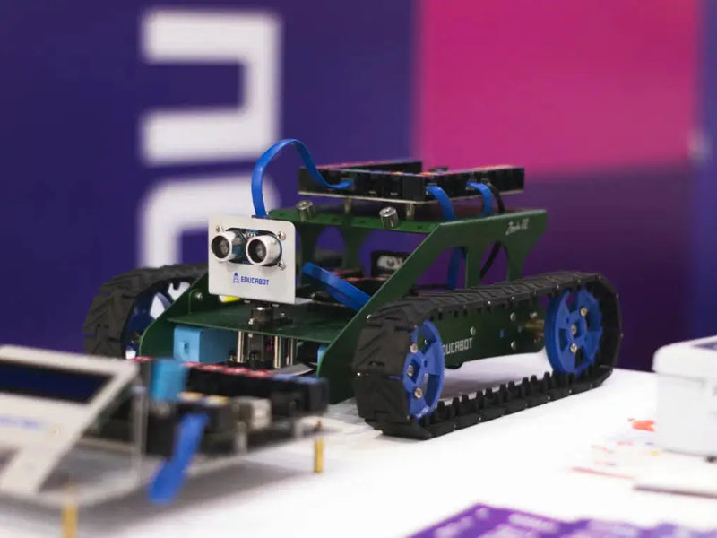 Spezialist:in Robotik (AKAD) - Online-Fernstudium mit 20 Laborstunden im Standard Format der AKAD Bildungsgesellschaft