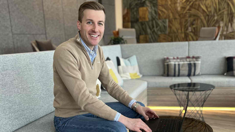 Ein Mann sitzt auf einer Couch.