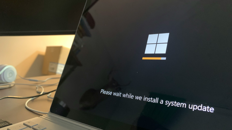 Ein Bildschirm stellt ein Windows-Update dar.